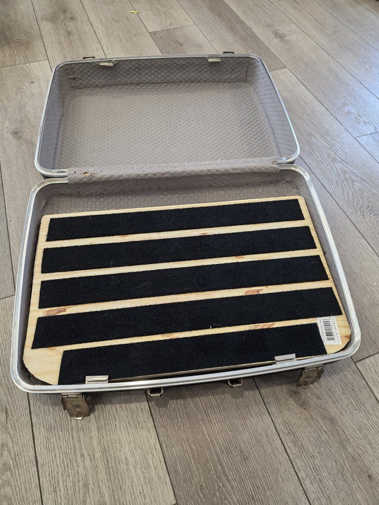 DIY pedalboard suitcase with key and working locks