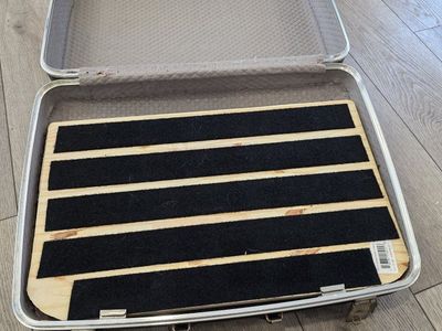 DIY pedalboard suitcase with key and working locks