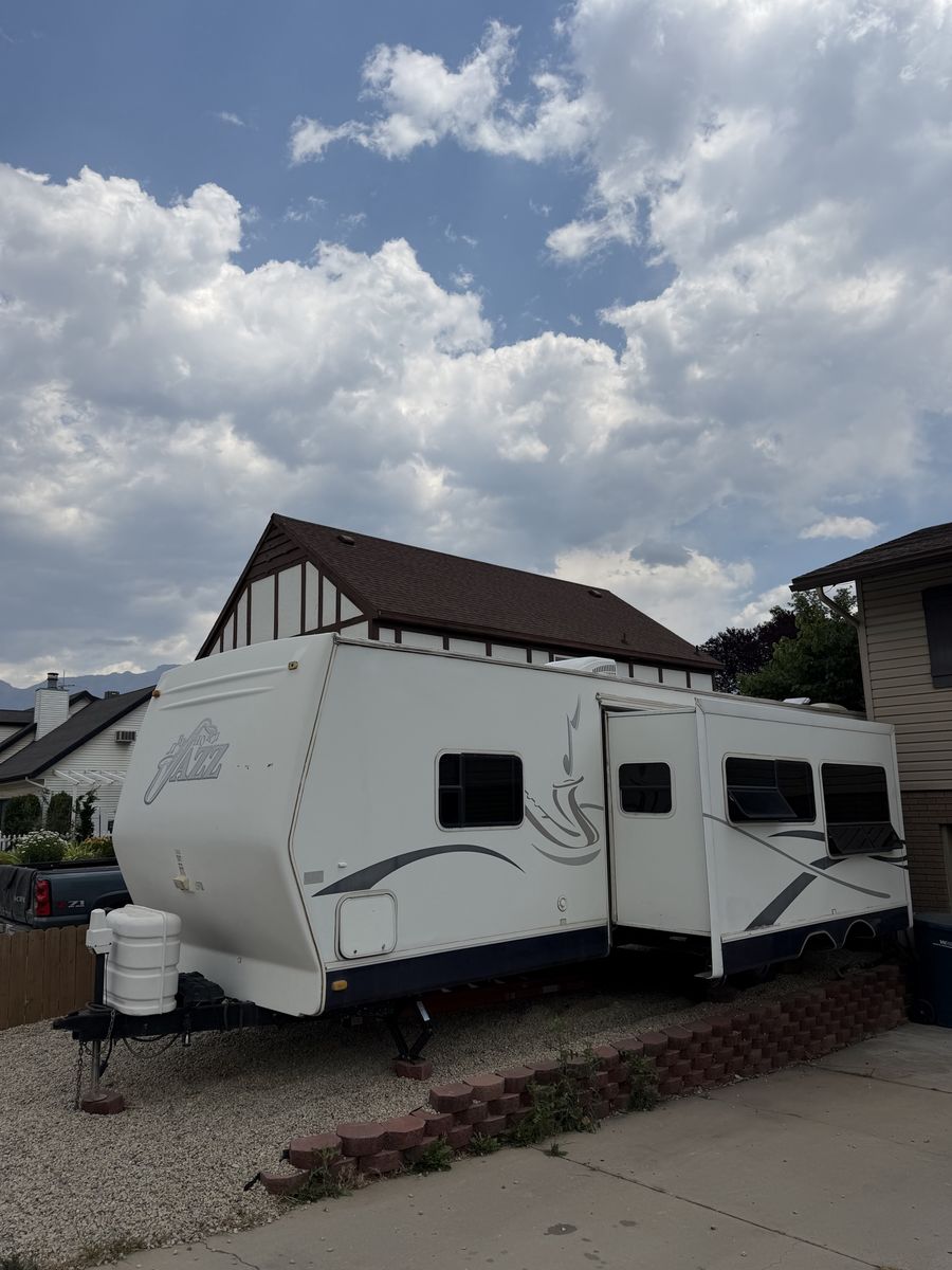 2005 Jazz by Thor 33ft