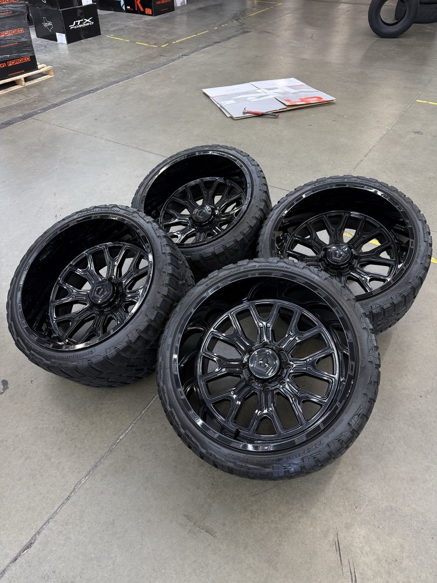 24x14 Tis 560B Wheels/ 33x13.50r24 Tires 8x170