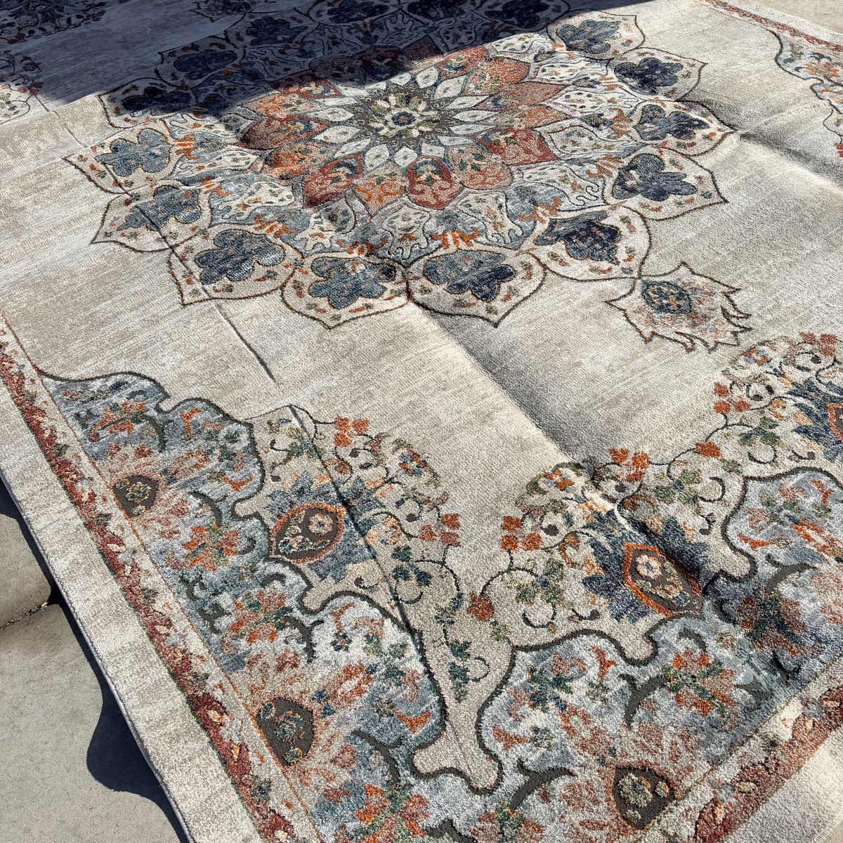 New. Gorgeous 10x14 Medallion Persian Styled Rug