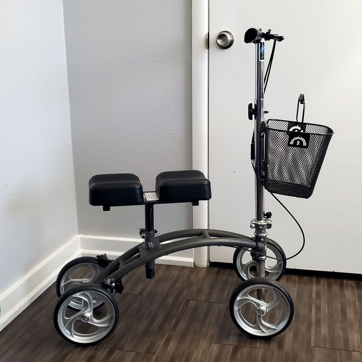 KNEE SCOOTER MOBILITY AID