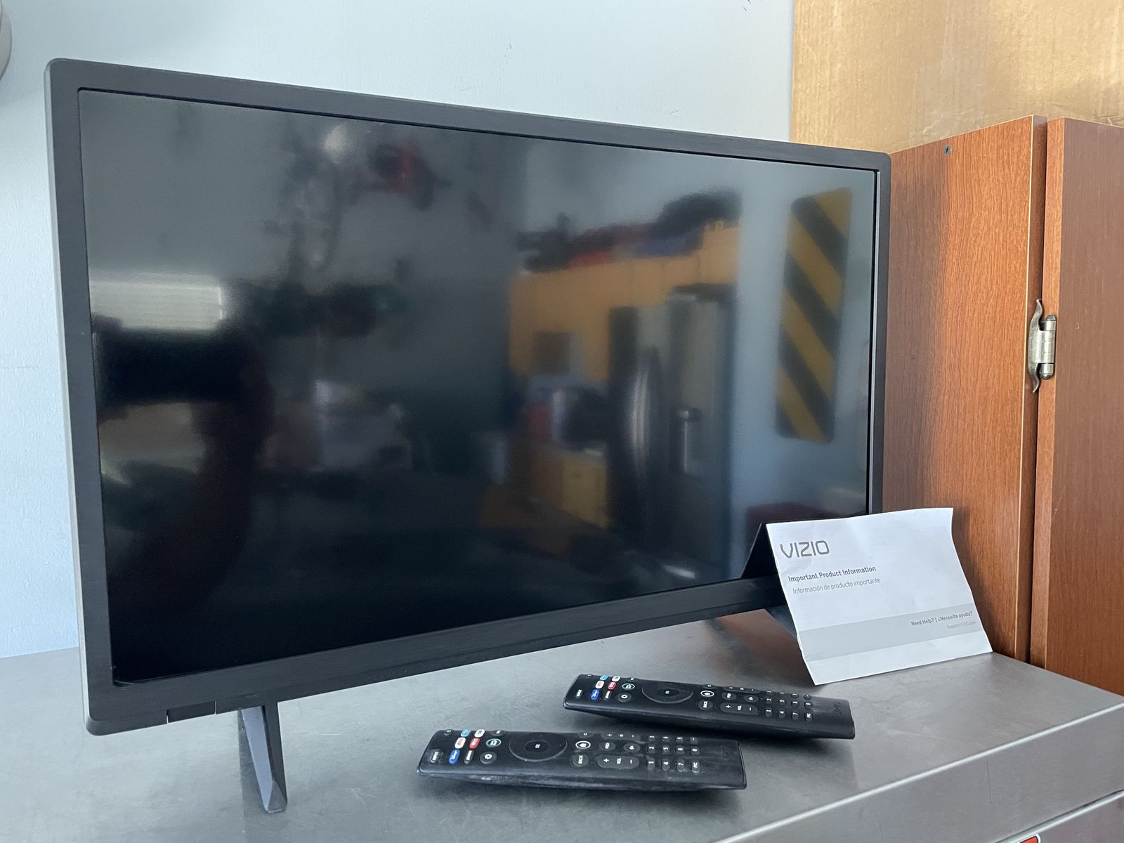 Vizio D24h-J09 24" Smart TV D-Series HD LED Television with Netflix & Remotes