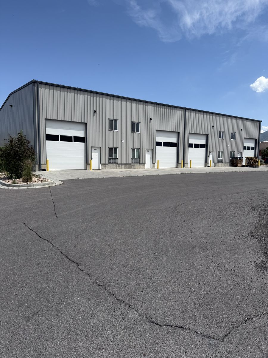 6,840 SF, CONVENIENT SPANISH FORK WAREHOUSE, HIGH CEILINGS, 4-OFFICES, 4-RESTROOMS, 4-HIGH BAY DOORS + 600 AMPS 3-PHASE POWER!