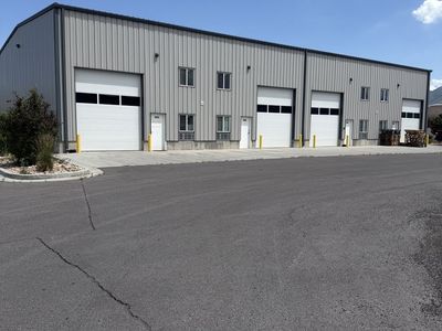 6,840 SF, CONVENIENT SPANISH FORK WAREHOUSE, HIGH CEILINGS, 4-OFFICES, 4-RESTROOMS, 4-HIGH BAY DOORS + 600 AMPS 3-PHASE POWER!
