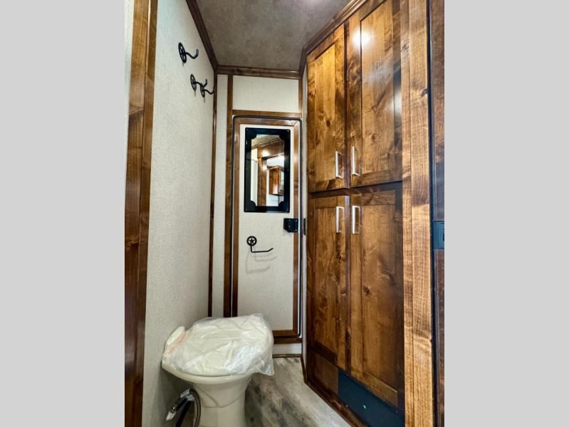 New 2026 Trails West Classic 3 Horse 7x7 Weekender