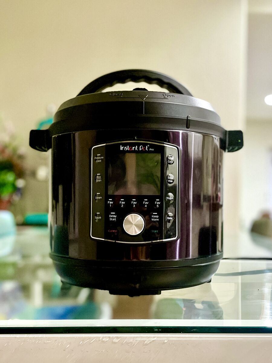 LIKE *NEW* Instant Pot Pro (8 QT) 10-in-1 Pressure Cooker (with accessories!)