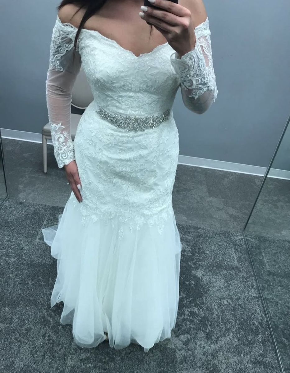 David’s Bridal Wedding Dress – Size 12 – Elegant Lace Mermaid Gown and veil