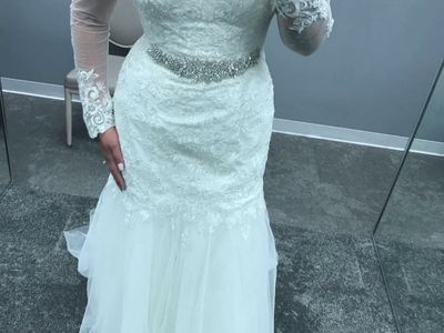 David’s Bridal Wedding Dress – Size 12 – Elegant Lace Mermaid Gown and veil