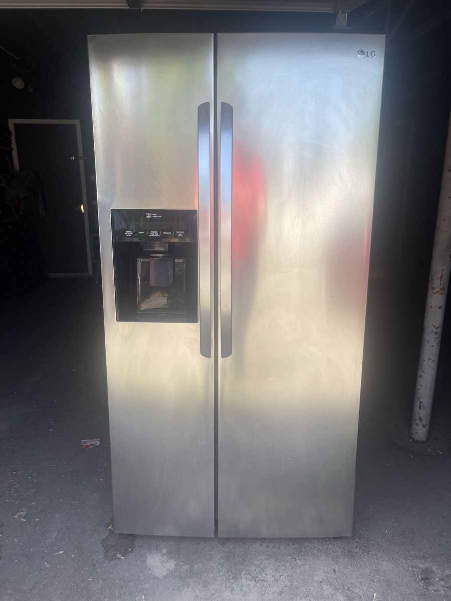 LG Side‑by‑Side Refrigerator with icemaker and wat