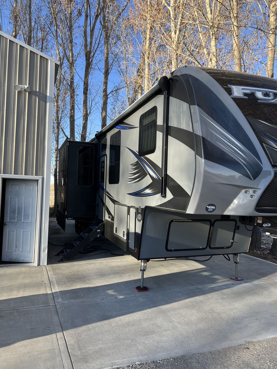 2017 Keystone Fuzion 417 Toy Hauler