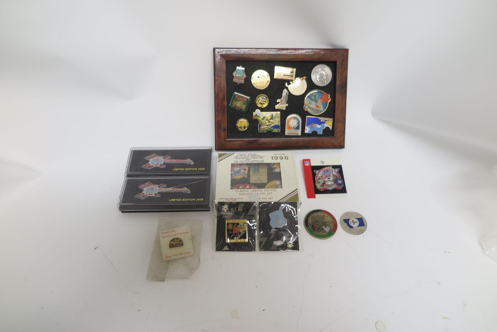 lot of 25pc collectors pins/metals set