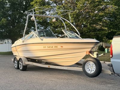 Chaparral 2130 sport Ski Boat with p5.7 L MerCruiser I/O Engine and Wakeboard Tower