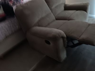 2 Recliners in one piece is very clean clean