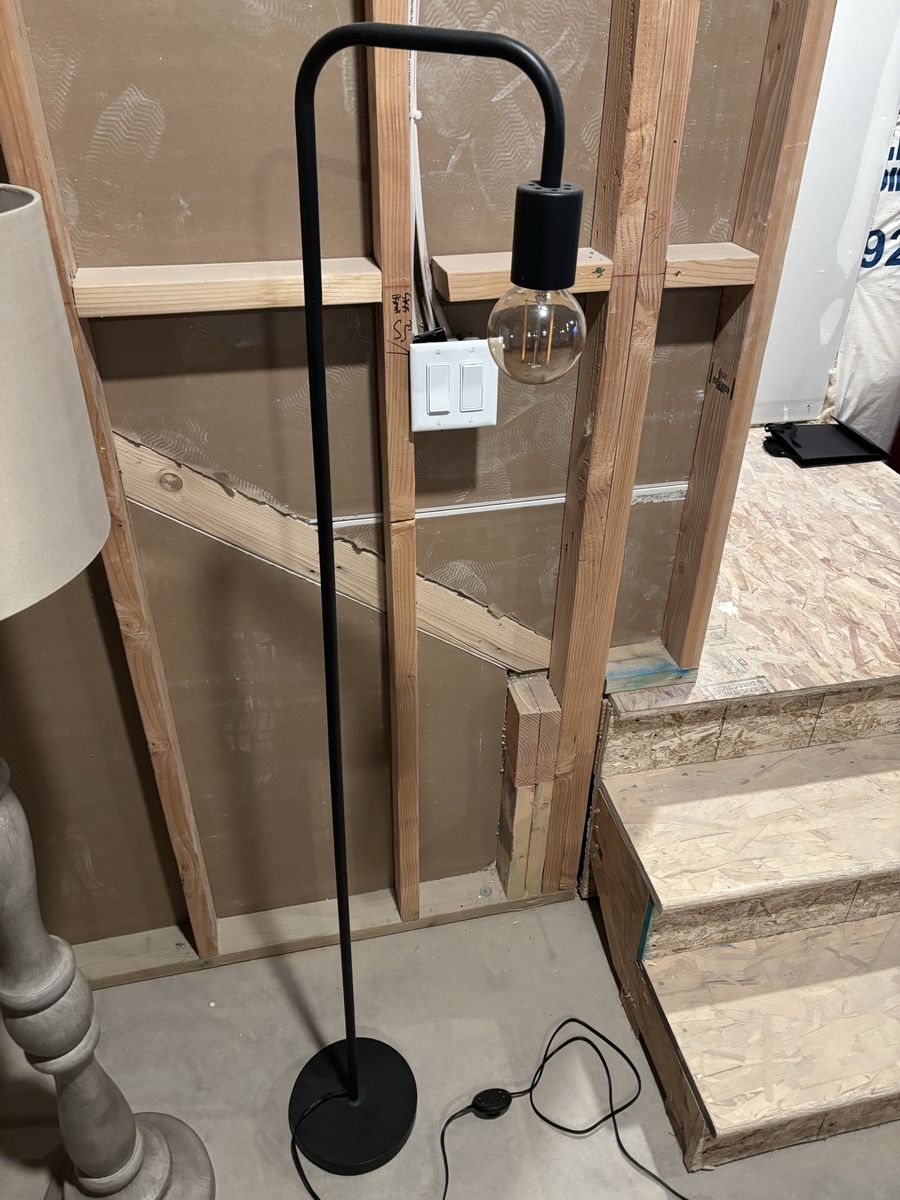 Minimalist Black Metal Floor Lamp with Exposed Edison Bulb - Modern Design