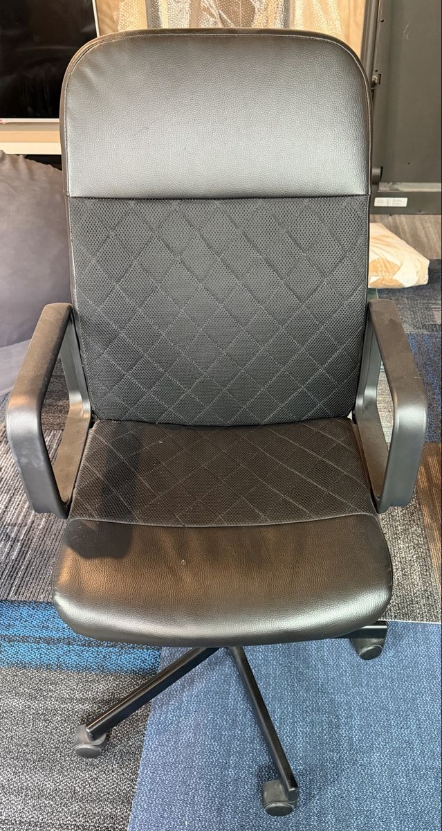 Black office chair