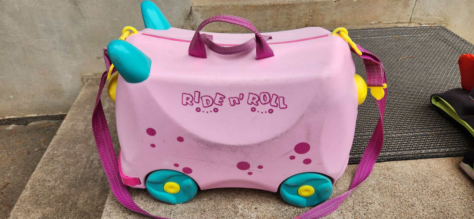 "Ride n' Roll" children's ride-on suitcase