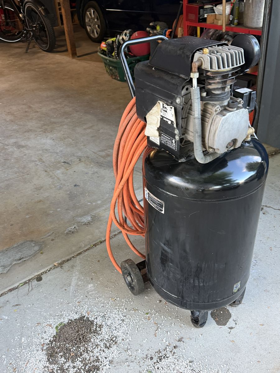 Central Pneumatic Air Compressor 21 gallon 120 V with 50 feet of air hose
