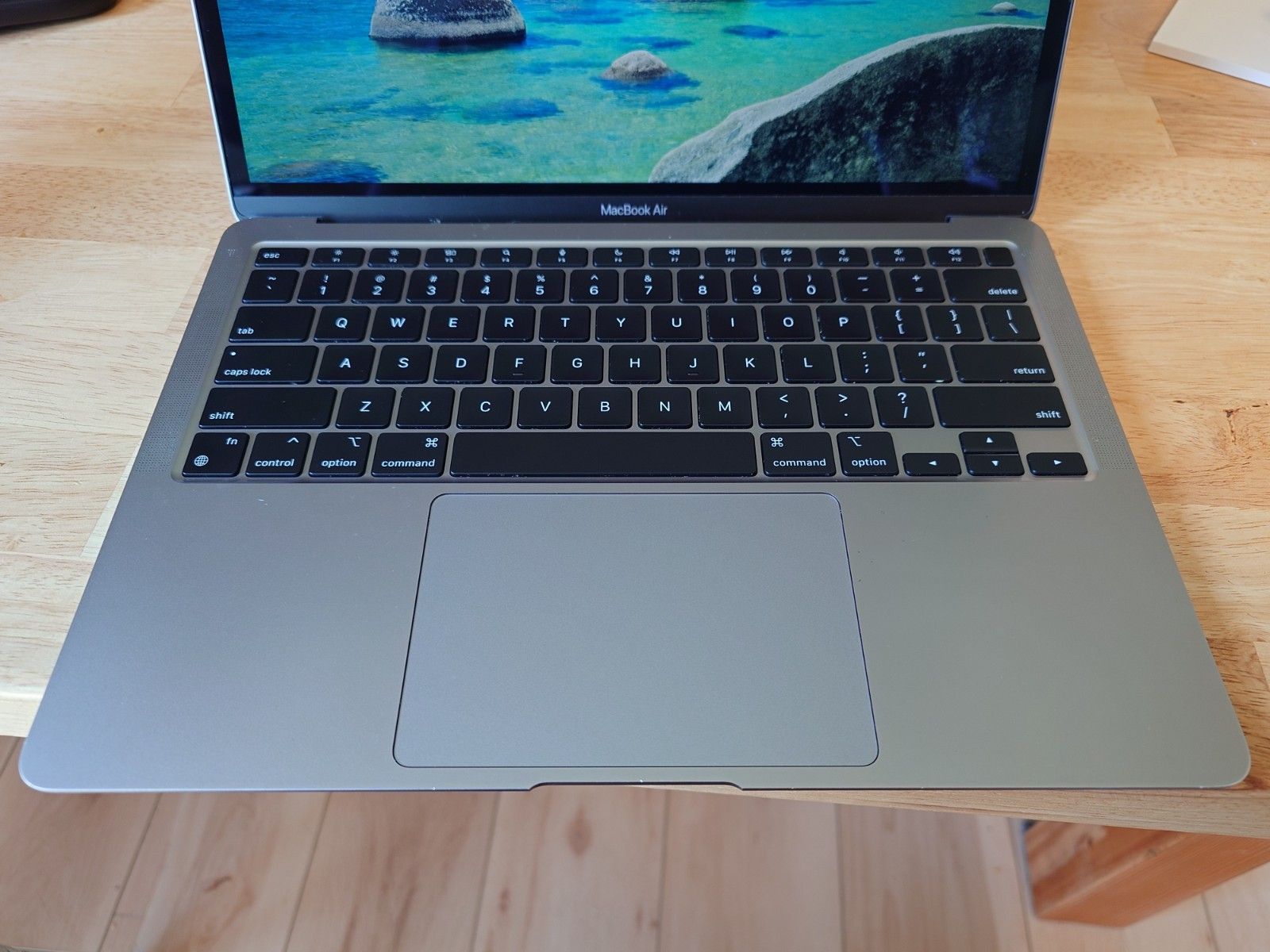  Apple MacBook Air M1 (2020) — 8GB RAM / 256GB SSD