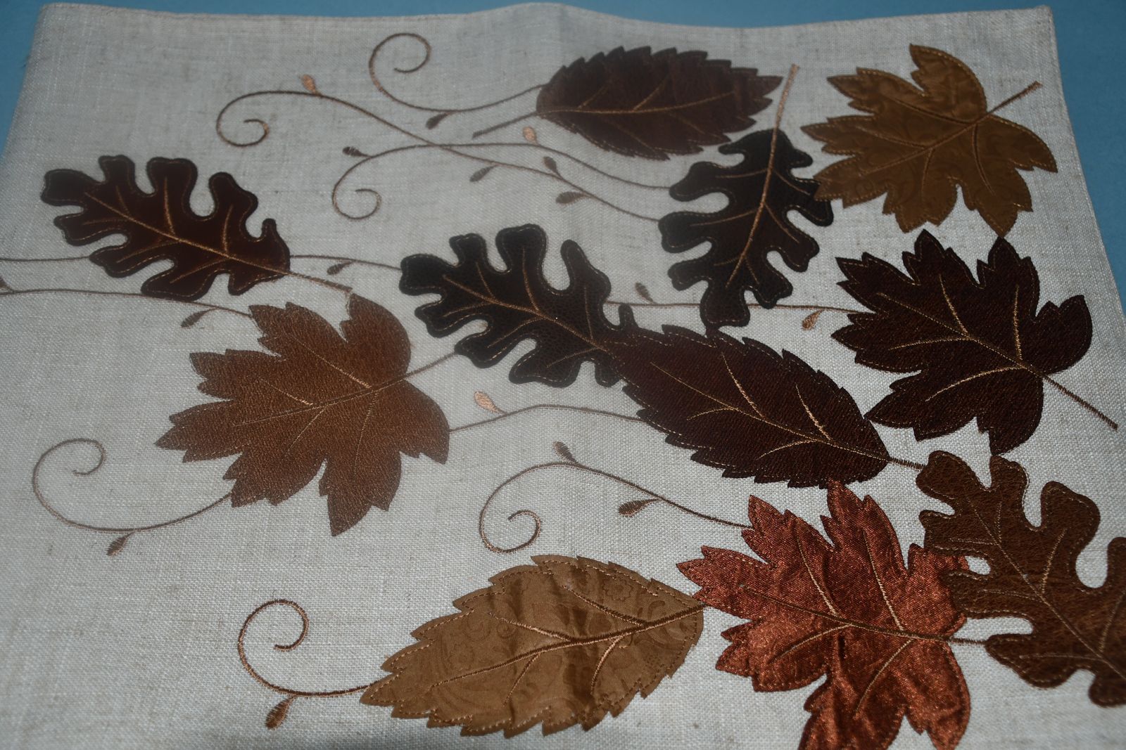 BEAUTIFUL FALL TABLE RUNNER ~ 14" x 72" ~ APPLIQUED LEAVES ~ VERY NICE!