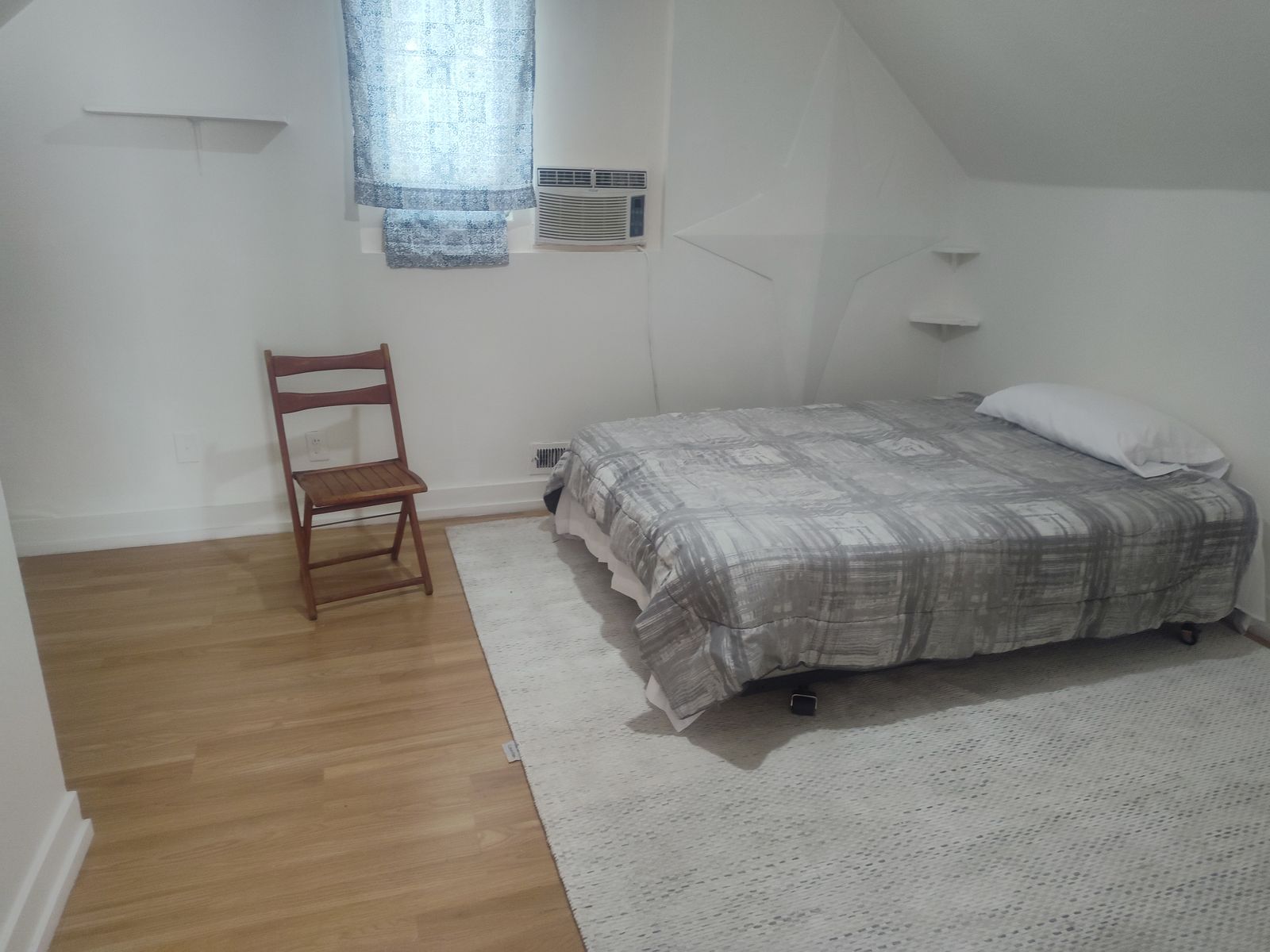PRIVATE ROOM WITH LIVING ROOM AND HALF BATHROOM FOR RENT, CUARTO DE RENTA CON SALA Y MEDIO BANO 