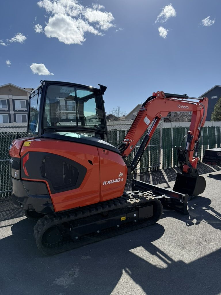 Kubota KX040-5 Mini Excavator Rental – 4 Ton Excavator w/ Thumb and angle blade
