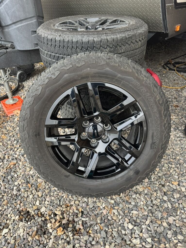 275/60R20 Wheel And Tire Set (Like New)