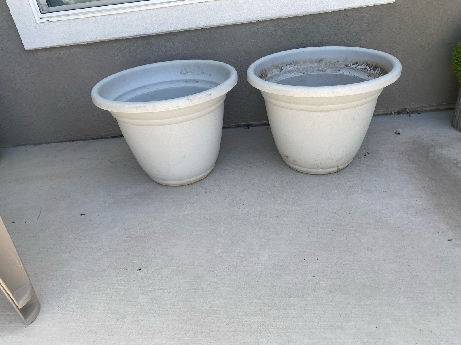 Set of 2 Large 20-Inch Patio Planters / Flower Pots