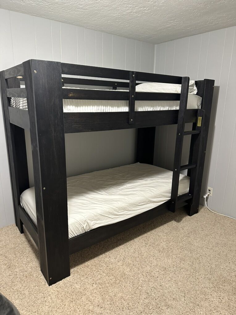 Bunk Bed w Mattresses, blankets, and Sheets