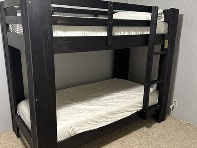 Bunk Bed w Mattresses, blankets, and Sheets