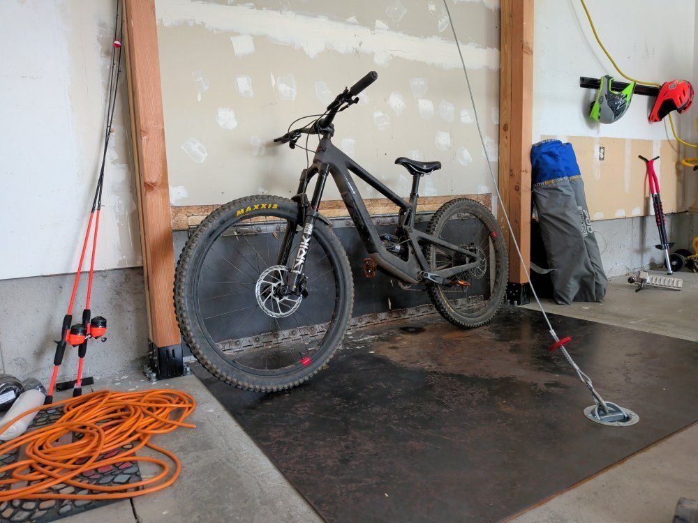 Santa Cruz Nomad Mountain Bike - Full Suspension, Disc Brakes, Maxxis Tires (Used)