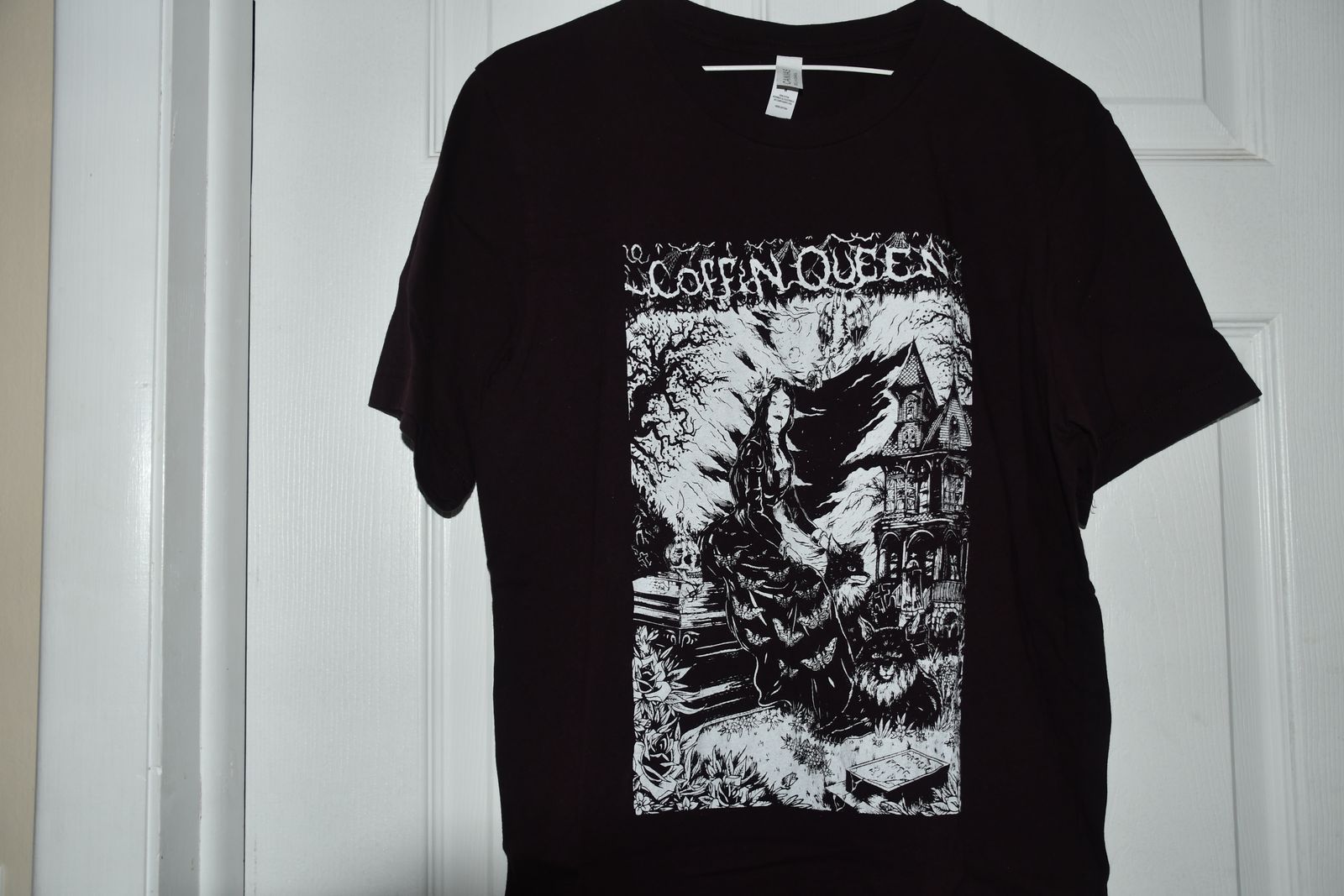 WOMEN'S HALLOWEEN "COFFIN QUEEN" T SHIRT ~ SIZE M ~ DARK BROWN ~ NO RIPS, STAINS or TEARS