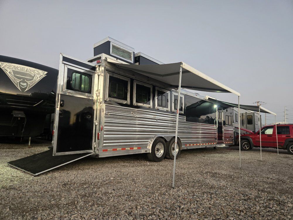 Dimond 4 Horse Trailer with Living quarters