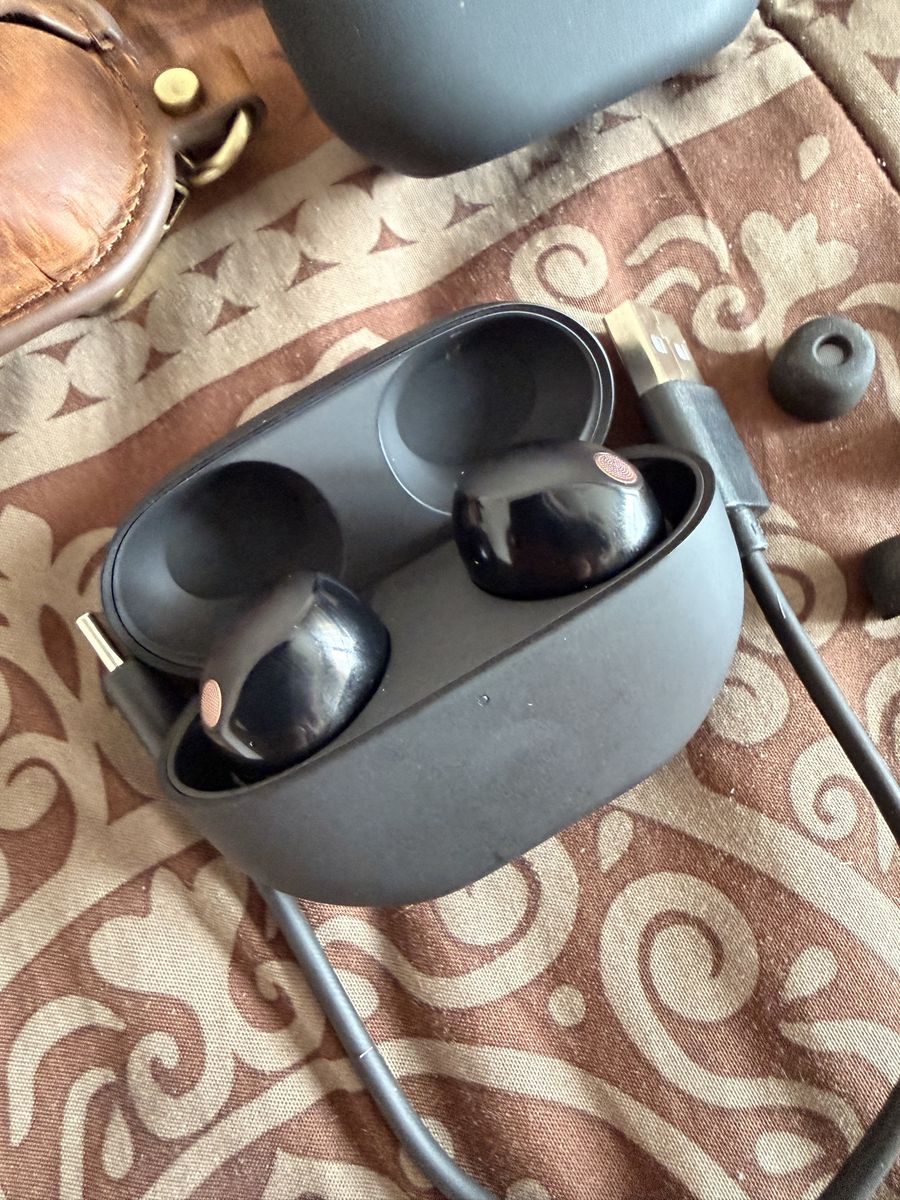Like new Sony earbuds WF 1000 XM5