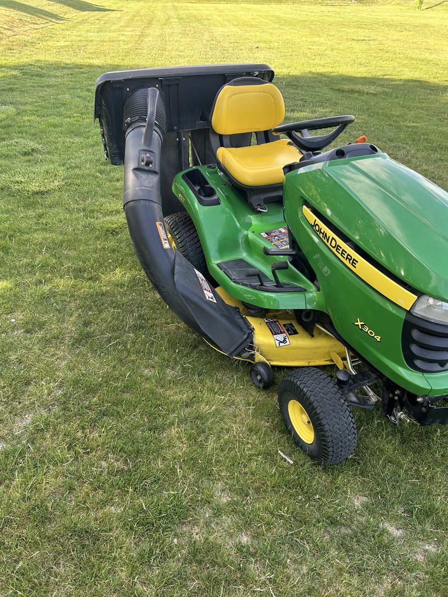John Deere X304 Riding Lawn Mower Tractor with Bagging System - Excellent Condition