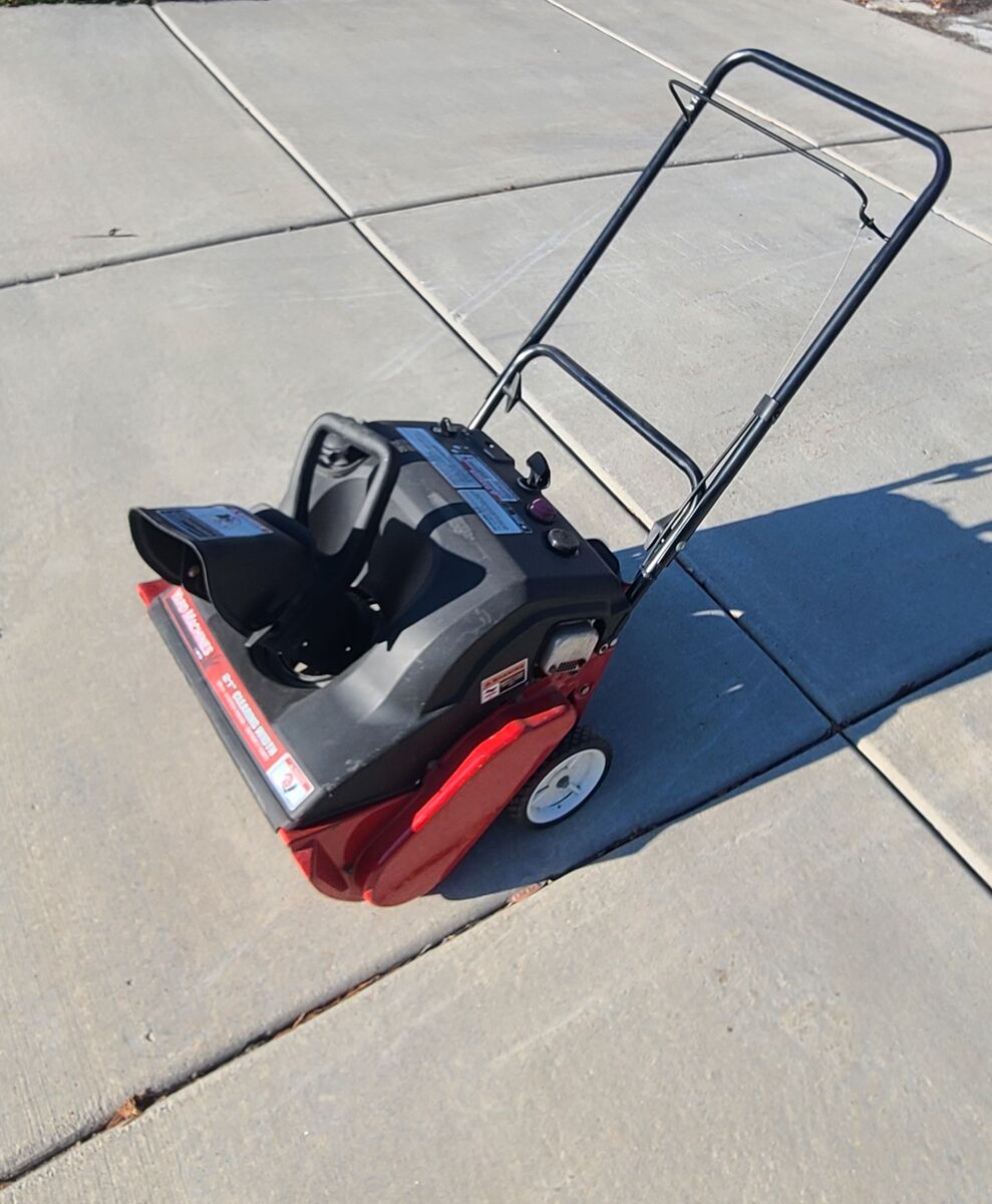 MTD Yard Machine 21” Snow Blower, Snowblower with electric start