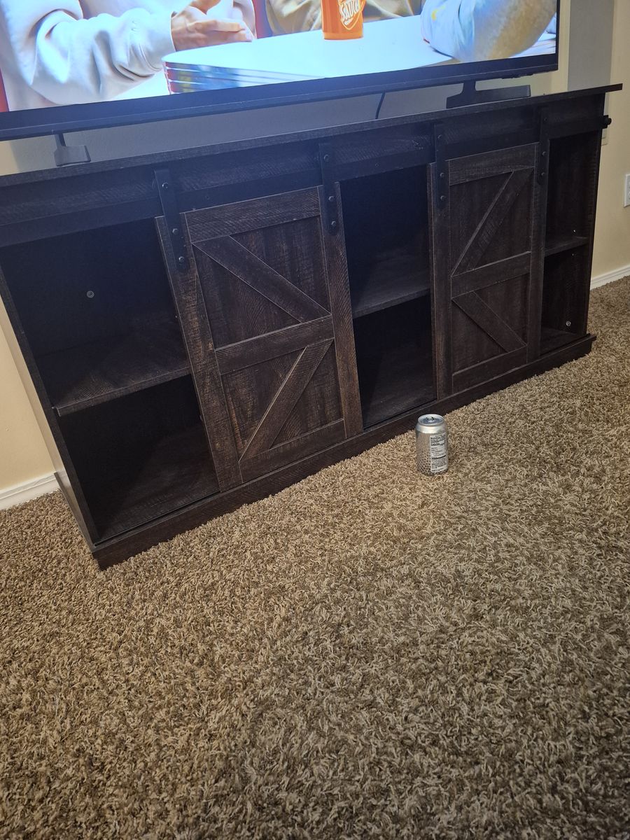 Entertainment center/TV stand