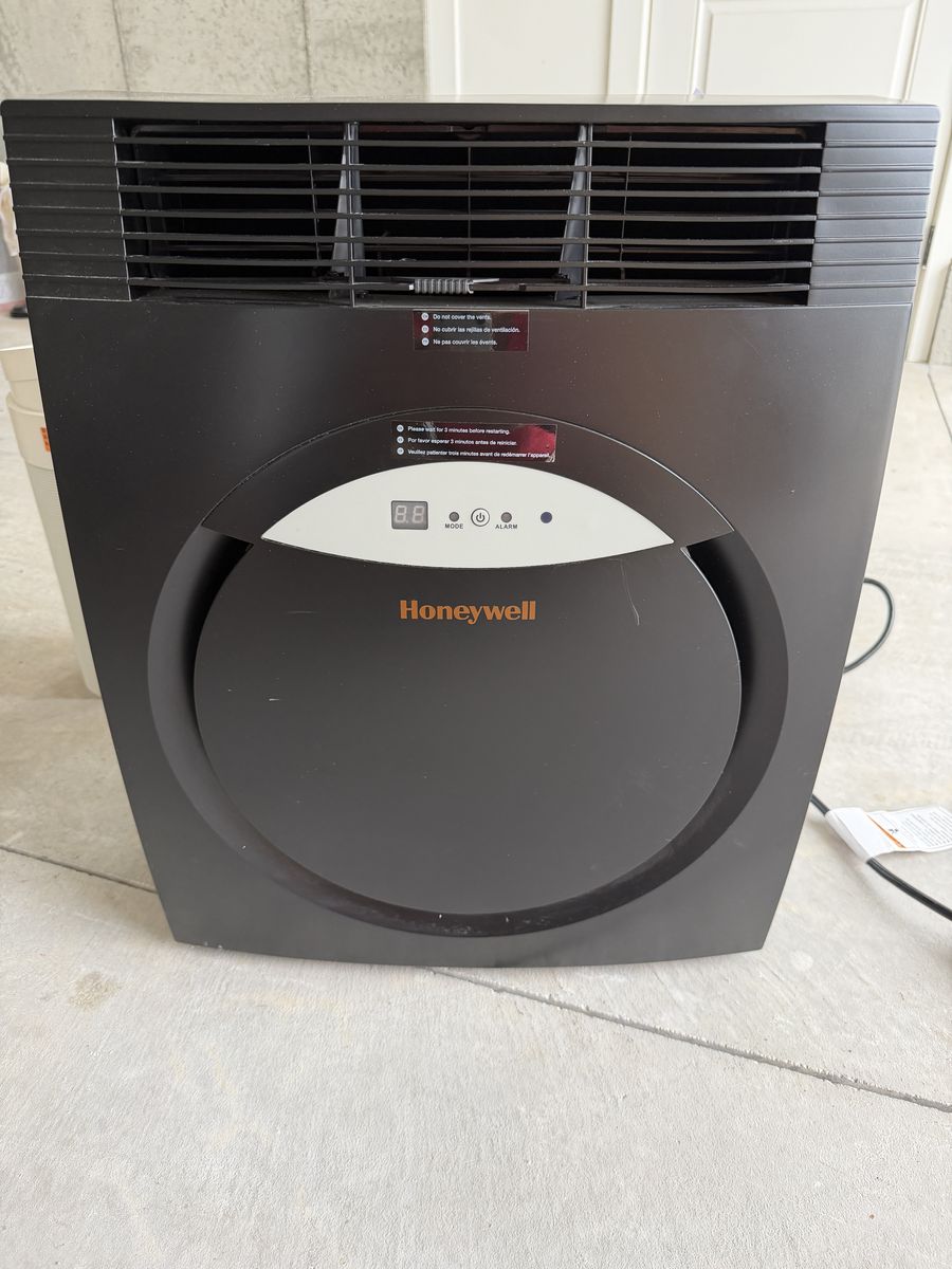 Portable Air Conditioner-8000BTU- like new- Honeywell brand