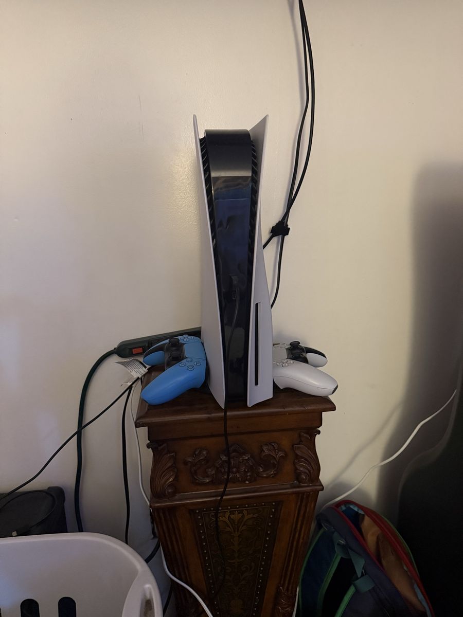 PlayStation 5 Disc Edition + 2 Controllers