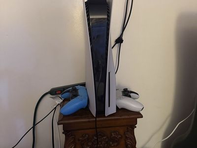PlayStation 5 Disc Edition + 2 Controllers