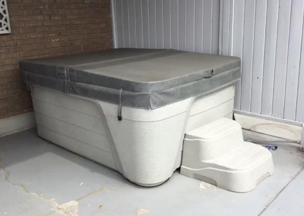 Four person hot tub, 220, no leaks, works great