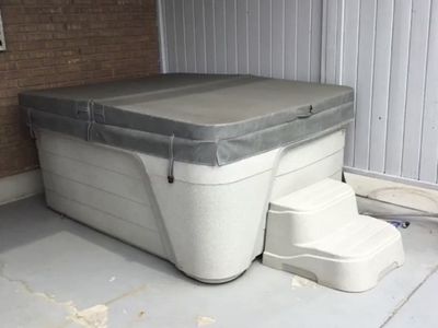 Four person hot tub, 220, no leaks, works great