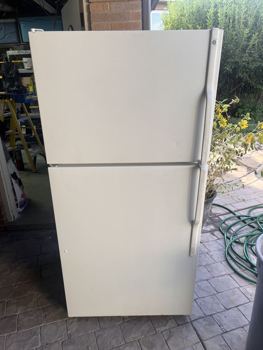 GE 67" Tall Top-Freezer Refrigerator in White