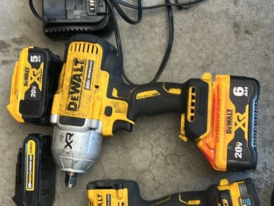 DEWALT 20V MAX XR Cordless Impact Wrenches Kit with Charger & Batteries