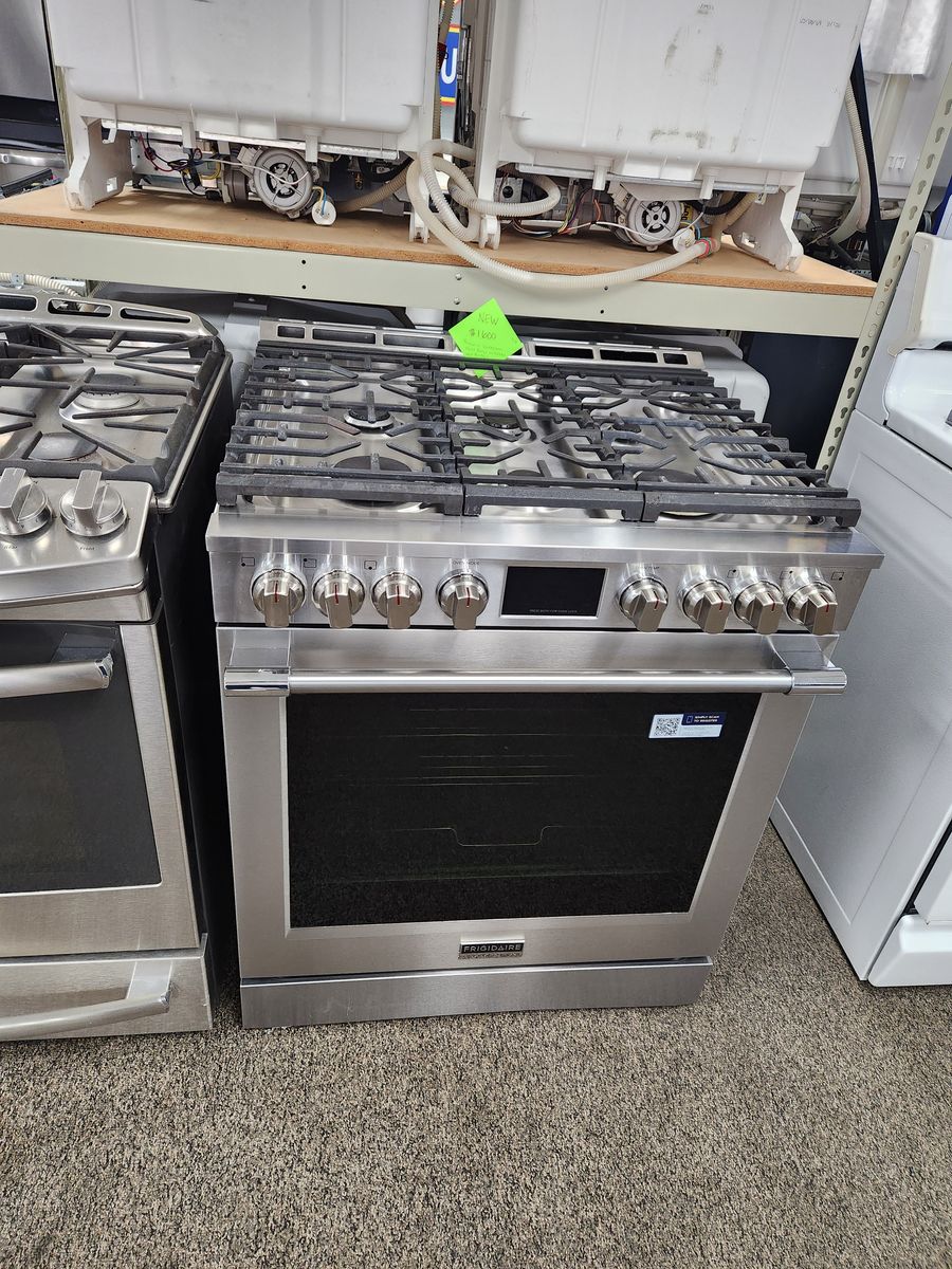 STUNNING BRAND NEW! FRIGIDAIRE 5 BURNER GAS SLIDE IN RANGE!