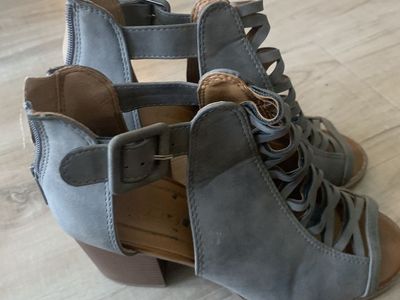 Soda Gray Open-Toe Cutout Block Heel Booties Sandals Size 7