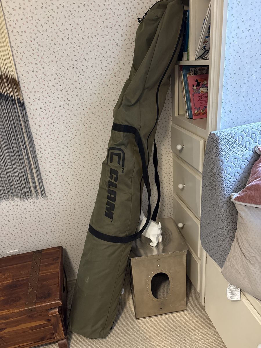 Clam pop up mesh sided tent