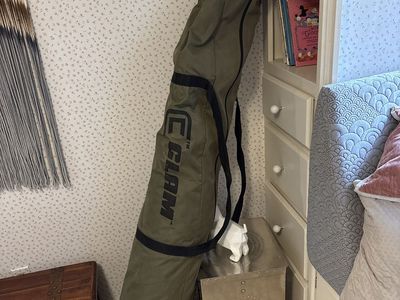 Clam pop up mesh sided tent