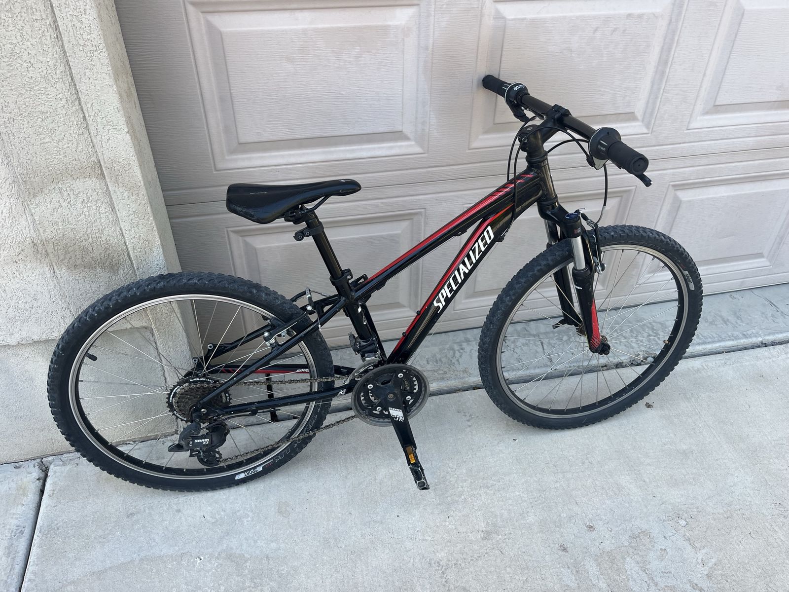 Specialized Hotrock Mountain Bike size XXS frame size 11, fast trak LK sport Tires 24 inch Tires front suspension, 21 speed