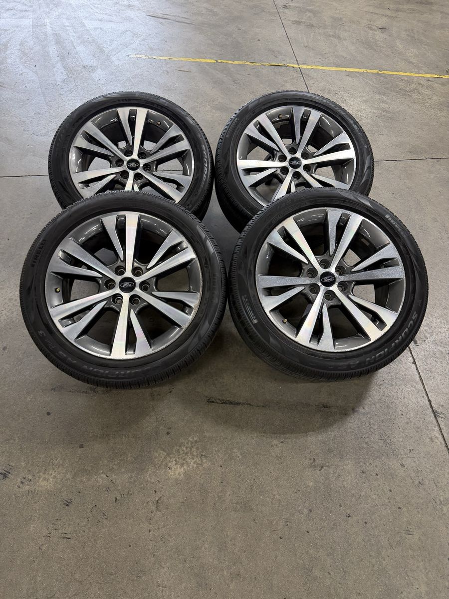 2023 ford expedition platinum OEM 22in wheels/ 285/45/22 tires